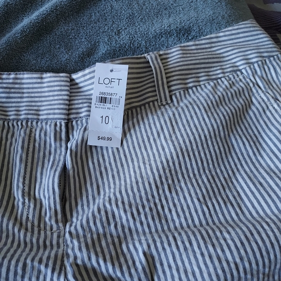 BRAND NEW Loft 4" Gray and White Striped Shorts - Picture 3 of 4